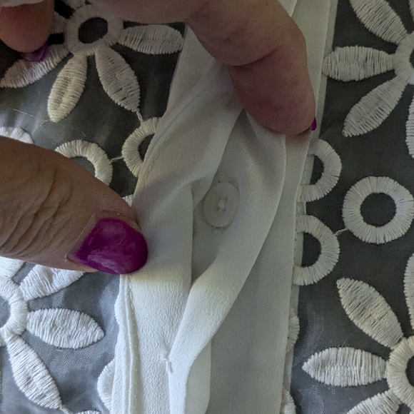 Vintage 90's, Anne Klein, sleeveless, embroidered, bottom down blouse. - Picture 7 of 11